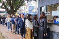 Nườm nượp người kéo đến Văn Miếu ngày mùng 1 Tết