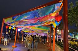 Người dân Đà Nẵng, Quảng Nam xuống đường xem pháo hoa, đón giao thừa