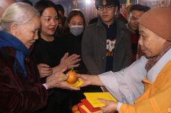 Người dân đi chùa cầu an sau thời khắc Giao thừa