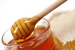 Rửa mặt bằng mật ong, da đen bao nhiêu cũng 'biến' thành trắng