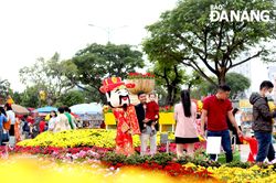 Người dân, du khách rộn ràng du xuân