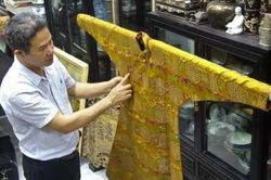 Văn hóa - Nghệ thuật Thông tin văn hóa Chuyện chưa kể về hành trình sưu tập những chiếc áo vua quan