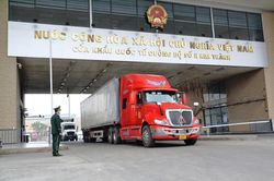 Lô thanh long đầu tiên 'xông đất' Cửa khẩu Kim Thành, Lào Cai