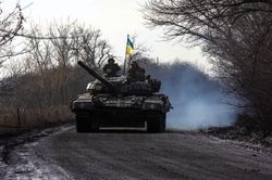 Quan chức Mỹ khuyên Ukraine nên chờ đợi