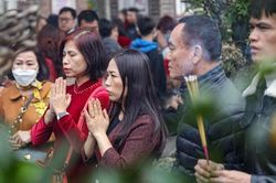 Người Hà Nội tấp nập đi lễ chùa đầu năm Quý Mão 2023