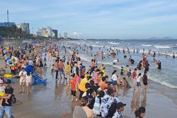 Đường ra Vũng Tàu thông thoáng, bãi tắm đông nghẹt du khách
