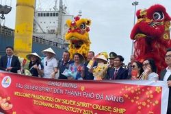 Tàu du lịch hạng sang chở hơn 400 du khách châu Âu xông đất Đà Nẵng