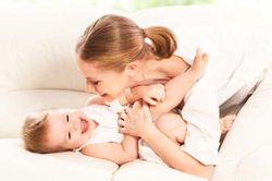 Dừng ngay việc cù lét cho bé cười, điều thứ 2 cực kỳ tai hại