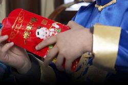 'Bác mừng tuổi cho cả 2 em cháu ở nhà nhé!' – Câu nói của con khiến tôi lặng người vì xấu hổ