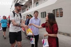 Hơn 500 du khách tàu biển xông đất Đà Nẵng