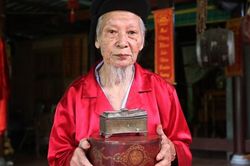 Kỳ lạ ngôi làng hơn một thế kỷ người dân thay nhau canh giữ bảo vật vua ban