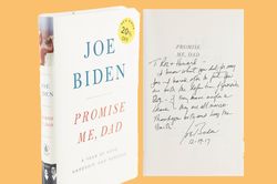 Cuốn hồi ký có chữ ký của Tổng thống Joe Biden trị giá 28.000 USD