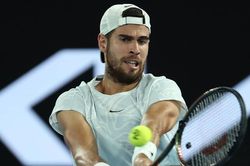 Australian Open: Các tay vợt từ Nga - Karen Khachanov và Elena Rybakina, là những người đầu tiên đặt chân vào BK