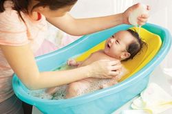 Mách mẹ cách chăm bé yêu 3 tháng đầu đời
