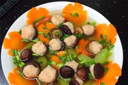 Tự nấu canh mọc nấm hương giúp dễ tiêu sau Tết ai ăn cũng mê