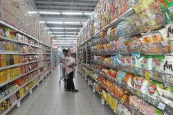 Thị trường hàng hóa ngày mùng 3 Tết Quý Mão: Nhu cầu mua sắm tập trung vào thủy sản, rau quả