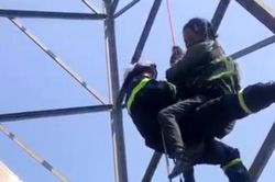 Người phụ nữ leo cột điện cao 25m ở Hà Đông được cảnh sát giải cứu