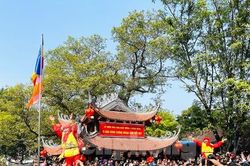'Biển người' chen chân tham dự nghi lễ 'dô ông đám' tại lễ rước pháo Đồng Kỵ