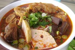 Cách nấu bún bò giò heo ăn hoài mà không ngán cho bữa sáng sau Tết