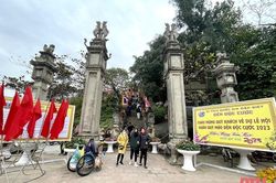 Đầu năm đến đền Độc Cước cầu may