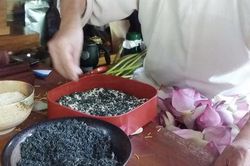 Đón Tết với trà sen xứ Huế
