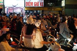 Chật vật tìm bãi gửi xe chơi Tết