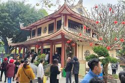 Người dân nô nức đi đền Cửa Đạt cầu may đầu năm mới