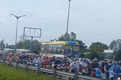 Người dân miền Tây 'nhích từng chút' trên Quốc lộ 1 về nơi làm việc trong ngày mùng 4 Tết