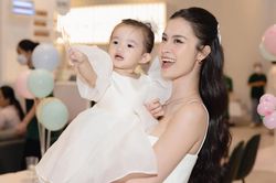 Bé Winnie hóa 'fan cứng' ngồi xem Đông Nhi hát, không ngừng khen ngợi mẹ khiến dân mạng 'lụi tim'