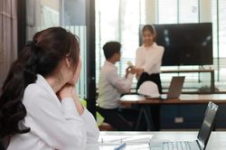 Học cách chuyển hóa cảm giác ghen tị, đố kỵ thành động lực phấn đấu