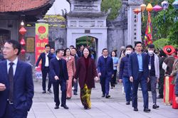 Quyền Chủ tịch nước Võ Thị Ánh Xuân dự lễ khai hội đền Hai Bà Trưng ở Mê Linh