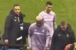 Phản ứng của Ronaldo khi CĐV hô vang tên Messi