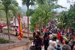 Người dân nô nức trẩy hội Đền Vua Lê