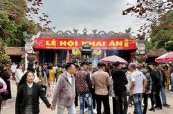 Đền Trần Nam Định tấp nập khách đi lễ, du xuân