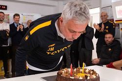 Mourinho có hành động đáng ngưỡng mộ trong buổi sinh nhật tuổi 60