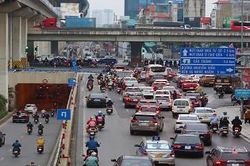 Đường phố Hà Nội náo nhiệt trở lại ngày đầu đi làm sau Tết