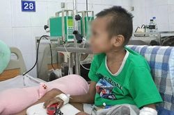 Sốc phản vệ nghi do kháng sinh, bé trai thoát cửa tử ngoạn mục