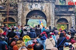 Hàng ngàn du khách đổ về chùa Hương ngày khai hội