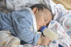 Ẩn họa trẻ bị sâu răng do bú bình quá lâu