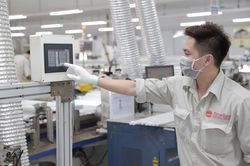 Sôi nổi khí thế sản xuất ngày đầu xuân