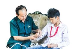 Gần nửa thế kỷ 'tuyên chiến' với hủ tục chữa bệnh bằng tàn hương, nước thánh