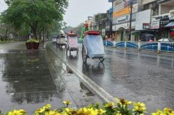 Du khách thích thú ngồi xích lô trải nghiệm 'đặc sản' mưa Huế
