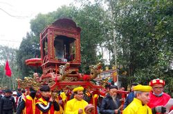 Hàng ngàn người dân trang trọng rước báu vật vua ban đầu năm