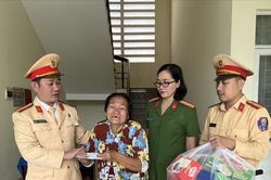 Cảnh sát giao thông giúp đỡ ba bà cháu bị xe khách bỏ giữa đường