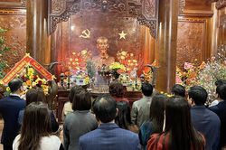 Hàng nghìn du khách trong và ngoài nước đến thăm nhà Bác những ngày đầu năm mới