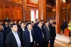 Thủ tướng Chính phủ dâng hoa, dâng hương tưởng niệm Chủ tịch Hồ Chí Minh