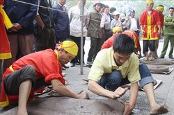 Độc đáo trò chơi dân gian pháo đất
