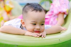 Các tuần khủng hoảng của trẻ sơ sinh và cách giúp cha mẹ vượt qua