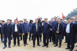 Thủ tướng kiểm tra thi công tuyến cao tốc Bắc - Nam đoạn qua Nghệ An