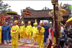 Người dân hào hứng tham gia lễ hội Cổ Loa